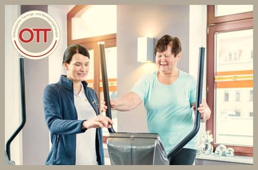 OTT Onkologische Trainings- und Bewegungstherapie - Patientin am Crosstrainer mit Therapeutin bei fit & gesund Garrel